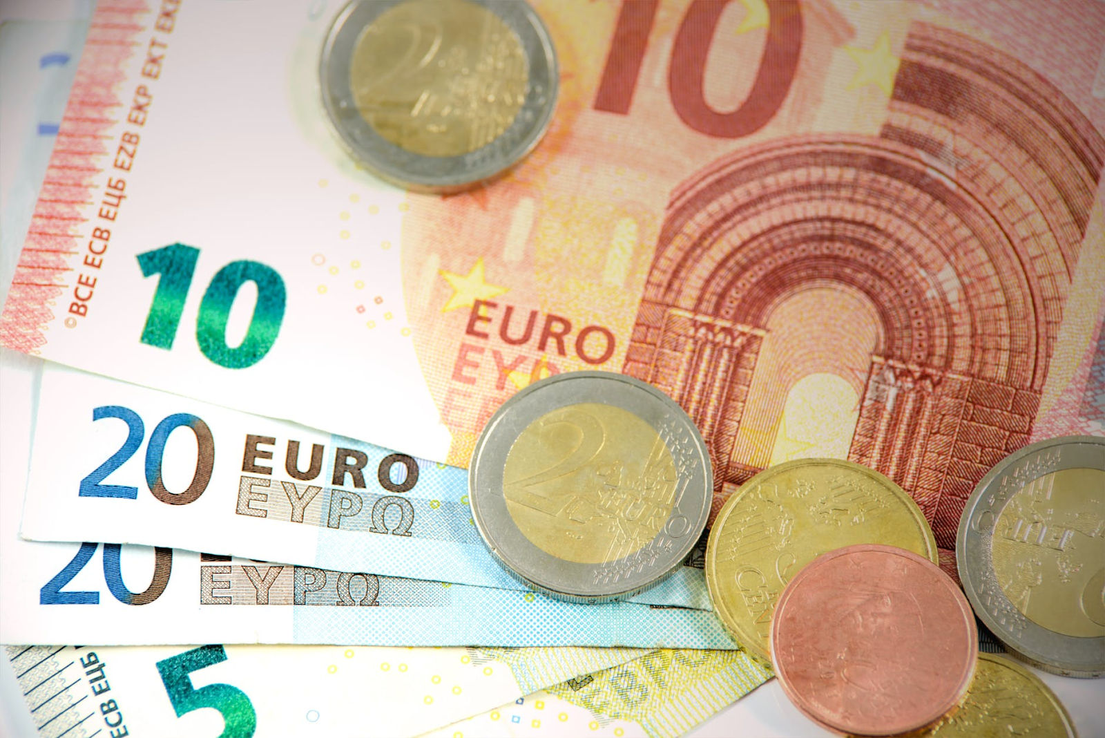 Los avances tecnológicos revolucionan constantemente todos los ámbitos, y las operaciones financieras no son la excepción. Se ha venido consolidando una forma alternativa de acceder a financiación de manera rápida y fácil, contrariamente a lo que sucede en la banca tradicional, nos referimos a los préstamos rápidos online, un producto ideal para cubrir los gastos imprevistos de los cuales nadie está exento. Son muchos los gastos imprevistos que se pueden presentar sin que se tenga la liquidez en el momento para cubrirlos, no es nada extraordinario y a todos les pasa alguna vez. Nadie puede predecir, ni mucho menos presupuestar, una dolencia de salud inesperada que requiera atención médica de emergencia, un desperfecto del coche, averías en la vivienda y muchos contratiempos más. Un salvavidas con el que hoy en día contamos es con los préstamos online, el producto financiero ideal para solucionar esos imprevistos económicos de una manera rápida y sencilla, contrariamente a lo que sucedería si se opta por un crédito en la banca tradicional, mediante un trámite largo y que la mayoría de las veces no obtiene el éxito. Ventajas de los préstamos rápidos online En la actualidad los préstamos rápidos online son la manera más idónea que existe para obtener el dinero que se necesita a través de un trámite muy sencillo y con respuesta rápida y efectiva. Una empresa cuyo funcionamiento describe claramente las virtudes de este tipo de producto financiero es WannaCash, a través de su sitio wannacash.es se pueden obtener créditos de hasta 15.000 euros, sin documentos y 100% online. Una de sus principales ventajas es que es un procedimiento muy fácil de realizar. En la página web aparecen las barras calculadoras para que el usuario pueda señalar el importe del crédito y el plazo de devolución, así como el sencillo formulario de datos personales para formalizar la solicitud. Una vez aprobado el préstamo, lo cual ocurre la mayoría de los casos y en un corto plazo de tiempo, el dinero es depositado en aproximadamente 15 minutos. Como vemos, lo que se necesita es un dispositivo móvil, una conexión a internet y una empresa transparente y seria como WannaCash para tener el dinero que se necesita en tiempo récord. Esto hace que la comodidad sea otro de los beneficios de este tipo de operaciones, ya que se puede realizar en el sitio que sea y en el horario que prefiera el usuario. La flexibilidad es una ventaja que tienen los préstamos rápidos online. Son productos financieros que pueden ser solicitados sin aval ni nómina, sólo con alguna justificación de ingresos recurrentes. De igual forma, algunas entidades online, como es el caso de wannacash.es, brindan la posibilidad de acceder a los créditos a personas que figuren en la lista de morosos como ASNEF, sin que esto signifique un aumento en las tasas asociadas. Algunas entidades financieras ofrecen, además, la posibilidad de otorgar préstamos gratis, es decir, sin intereses. Generalmente esto ocurre con los nuevos clientes en su primer crédito que suele ser de importe bajo, como una manera en la que la entidad financiera reconozca la capacidad de pago del prestatario, y éste a su vez, compruebe la transparencia, seriedad y responsabilidad de la empresa, para luego tener una relación estable y duradera. Requisitos para acceder a la financiación La cantidad de requisitos que se deben cumplir para acceder a los créditos online es mínima. Los solicitantes deben ser mayores de edad, residentes de España y tener una cuenta bancaria en la que será depositado el importe solicitado. Otro requisito, como se adelantó anteriormente, es tener un ingreso fijo, que no necesariamente tiene que justificarse con una nómina, pueden ser otras remuneraciones como la prestación por desempleo o la pensión. Es importante señalar que para acceder a esta financiación no se requiere tampoco que los prestatarios tengan que explicar o justificar el destino de los fondos que se vayan a recibir.