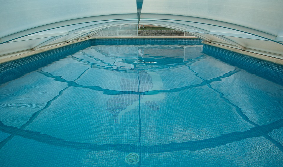 Azulejos con mosaicos la mejor opción para tu piscina y el baño