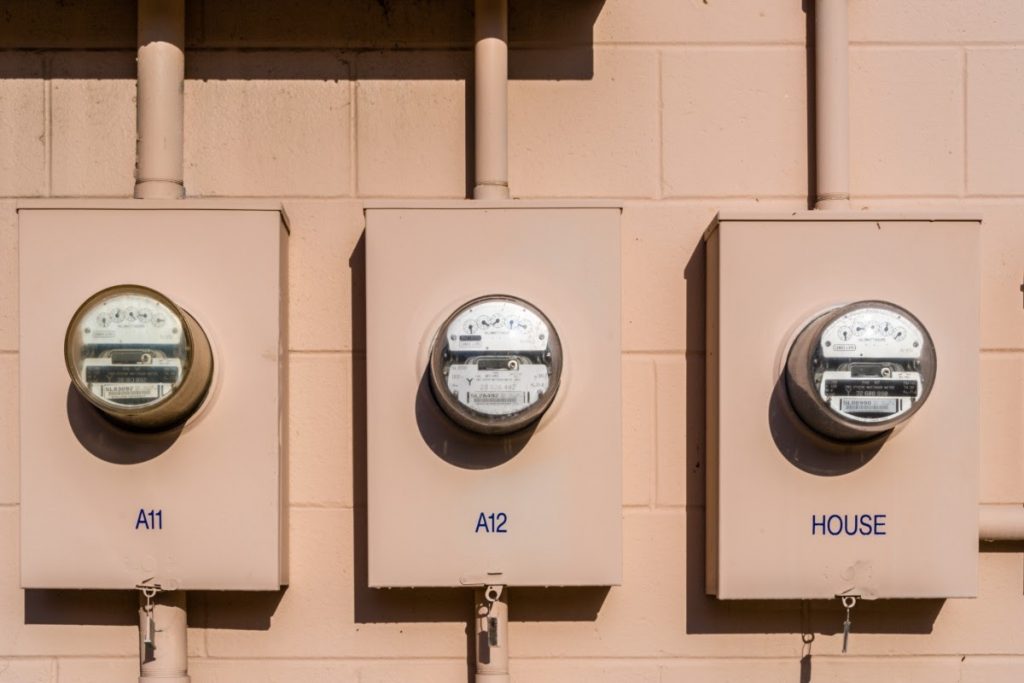 La instalación y el mantenimiento del sistema eléctrico en una empresa